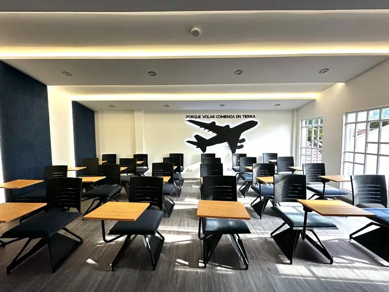 Fotografía de obra terminada: aula con siluetas de avión. Sede educativa de aviación en Bogotá, Decord Design