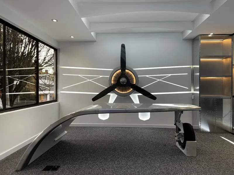 Fotografía de obra terminada: oficina gerencial temática de aviación. Sede educativa de aviación en Bogotá, Decord Design