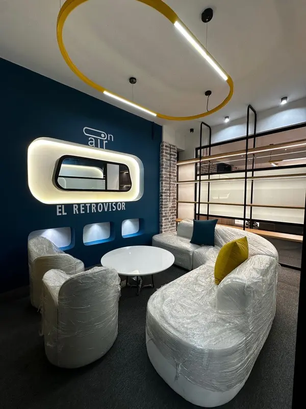 Fotografía de obra terminada: cabinas telefónicas y lounge «El Retrovisor». Oficinas con zona recreativa en Bogotá, Decord Design
